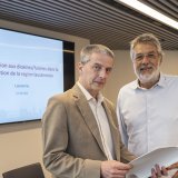 David Vernez (à gauche) d'Unisanté et le médecin cantonal vaudois Karim Boubaker ont présenté mercredi les résultats de l'étude sur l'exposition aux dioxines à Lausanne. KEYSTONE/JEAN-CHRISTOPHE BOTT